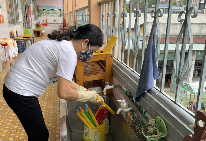 Một trường mẫu giáo tại TP. Biên Hòa vệ sinh đồ chơi cho trẻ để phòng chống bệnh tay chân miệng