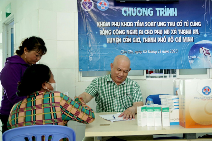 Bác sĩ thông báo kết quả sau tầm soát ung thư cổ tử cung và tư vấn, hướng dẫn cho người dân xã đảo Thạnh An cách chăm sóc sức khỏe sản phụ khoa