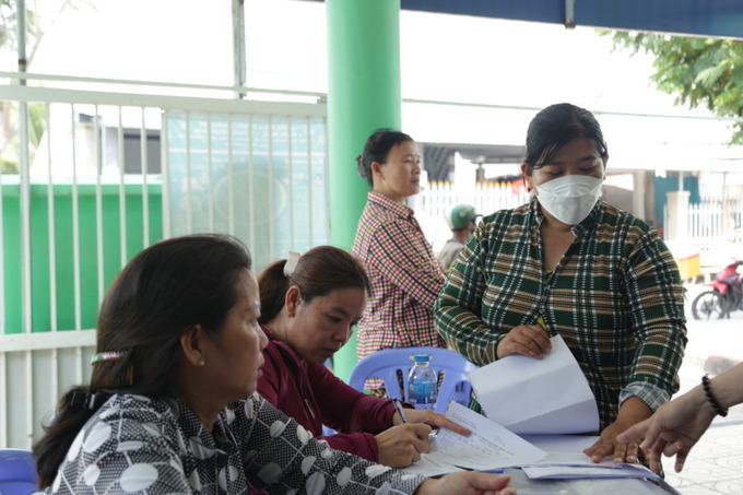 Các cộng tác viên dân số hỗ trợ tiếp nhận thông tin người dân đến khám và tầm soát  tại trạm y tế xã Thạnh An