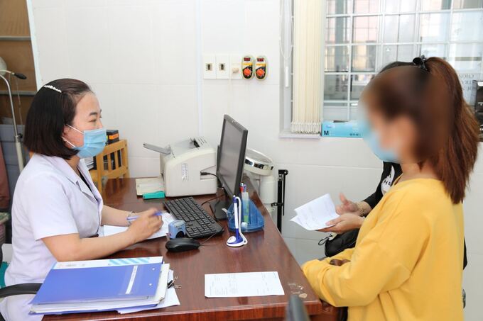 Bác sĩ khoa phòng chống HIV/AIDS trung tâm kiểm soát bệnh tật tỉnh Đắk Lắk tư vấn cho bệnh nhân mắc HIV về chế độ dinh dưỡng cần thiết cho cơ thể (ảnh: Quang Nhật)