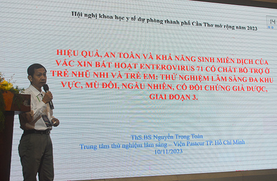 Ông Nguyễn Trọng Toàn. trung tâm thử nghiệm lâm sàng - Viện Pasteur TP. HCM trình bày nghiên cứu khoa học tại hội nghị