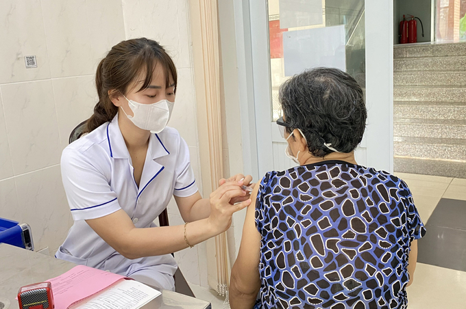 Tiêm phòng vắc xin cúm cho người dân tại CDC Đồng Nai