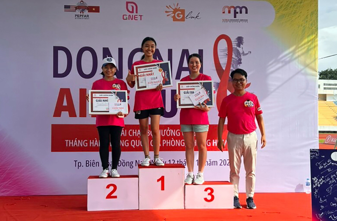 Ban tổ chức trao giải nhất, nhì và ba cho cự ky 800m dành cho nữ