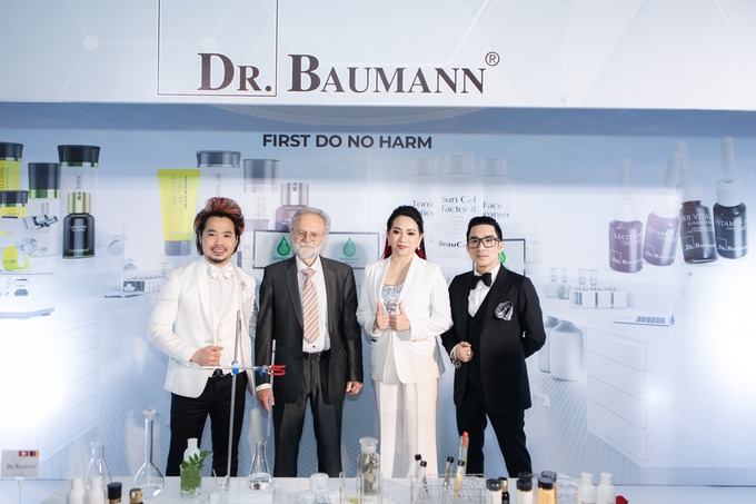 CEO Daniel Dũng Bùi, bác sĩ Dr. Baumann, GĐ chuyên môn Daisy Dung và ca sĩ Quang Hà trong hội nghị (từ trái sang)