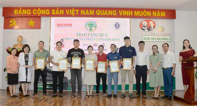 BS.CK II Lê Thị Minh Hồng trao thư cảm ơn giải bóng đá truyền thống CEO FC và nhà hảo tâm