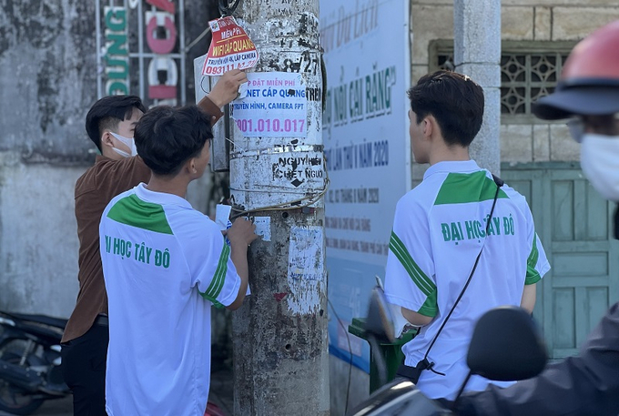 Tuổi trẻ thành phố tham gia xóa trắng biển quảng cáo trái phép trên một số tuyến đường đường trên địa bàn quận Cái Răng