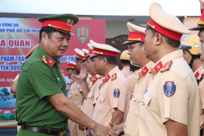 Đồng chí Thượng tá Nguyễn Đình Dương – Phó Giám đốc CATP bắt tay động viên các lực lượng tham lễ ra quân