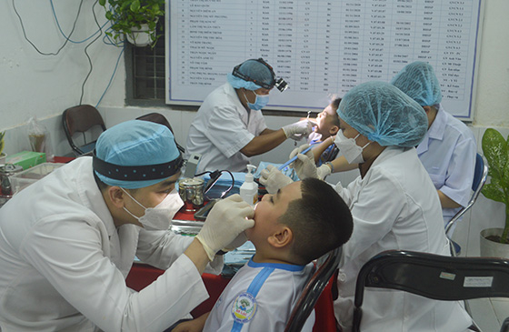 Học sinh được điều trị lưu động, trám bít hố rãnh phòng ngừa sâu răng