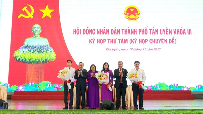 Lãnh đạo TP. Tân Uyên tặng hoa chúc mừng 3 trưởng phòng được bầu vào Ủy viên UBND thành phố