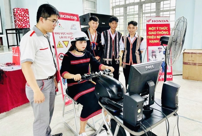 Kỹ thuật viên của Head Honda Đức Dung hướng dẫn kỹ năng lái xe an toàn cho đoàn viên, thanh niên và học sinh huyện Krông Pa (ảnh: Minh Nhật)