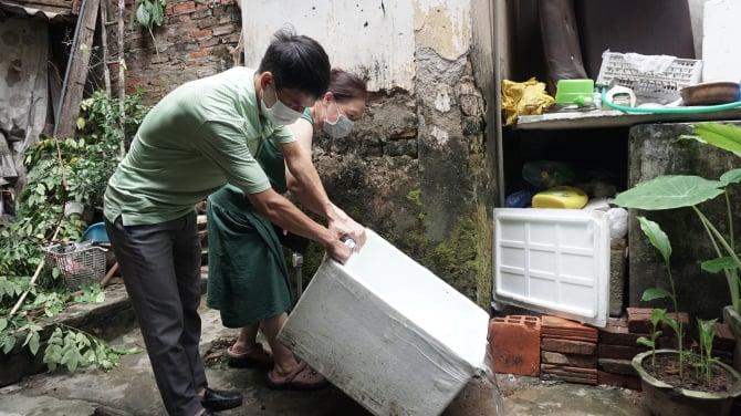 Người dân cần thường xuyên vệ sinh môi trường, lật úp các dụng cụ chứa nước để phòng, chống dịch bệnh sốt xuất huyết