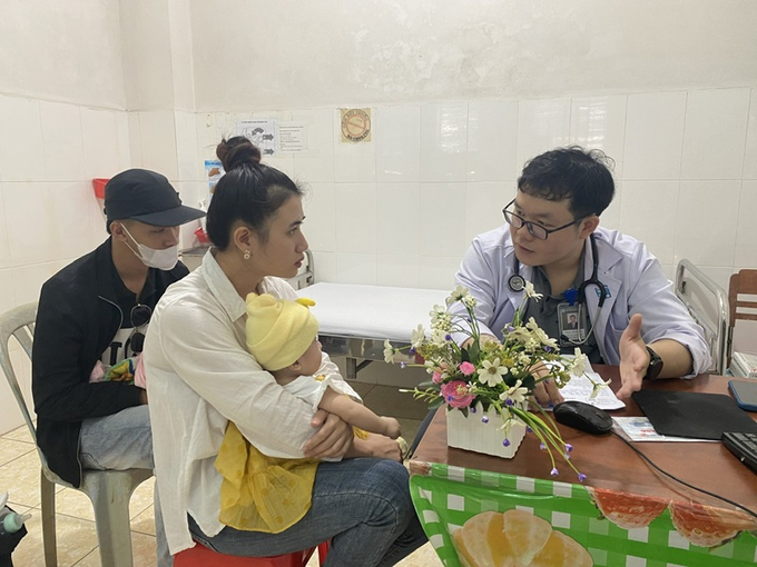 Người dân đưa trẻ đến khám sàng lọc bệnh tim bẩm sinh tại bệnh viện Đa khoa TP. Cà Mau