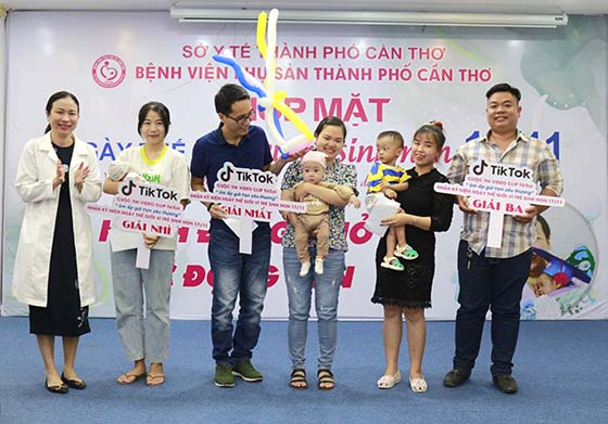 BS.CK II Nguyễn Thụy Thúy Ái - Phó Giám đốc bệnh viện trao giải thưởng cho các gia đình tham gia cuộc thi video với chủ đề “Ôm ấp gửi trọn yêu thương”