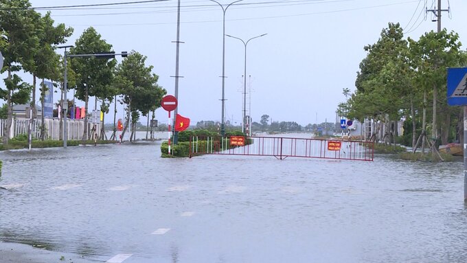 Tuyến đường bị ngập nước tại huyện Quảng Điền