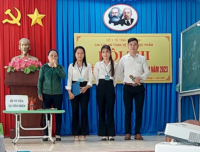 Trung tâm y tế huyện Càng Long trả lời câu hỏi tại hội thi