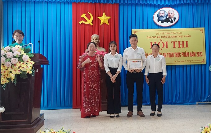 Bà Nguyễn Thị Thu Thủy - Chi cục Trưởng Chi cục ATVSTP tỉnh Trà Vinh trao giải nhất cho trung tâm y tế huyện Càng Long
