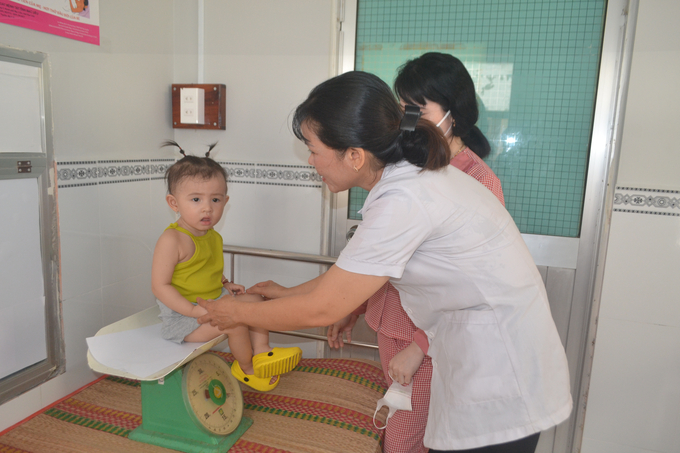 Khám sức khỏe định kỳ cho trẻ em dưới 24 tháng tuổi tại xã Vĩnh Trạch Đông, TP. Bạc Liêu