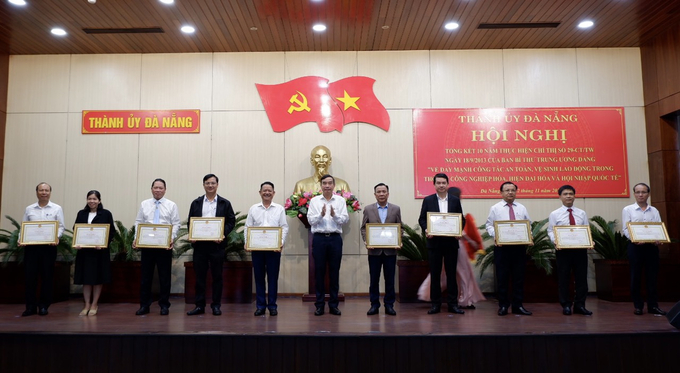Chủ tịch UBND thành phố Lê Trung Chinh trao bằng khen cho các tập thể, cá nhân có thành tích xuất sắc trong triển khai thực hiện Chỉ thị số 29-CT/TW