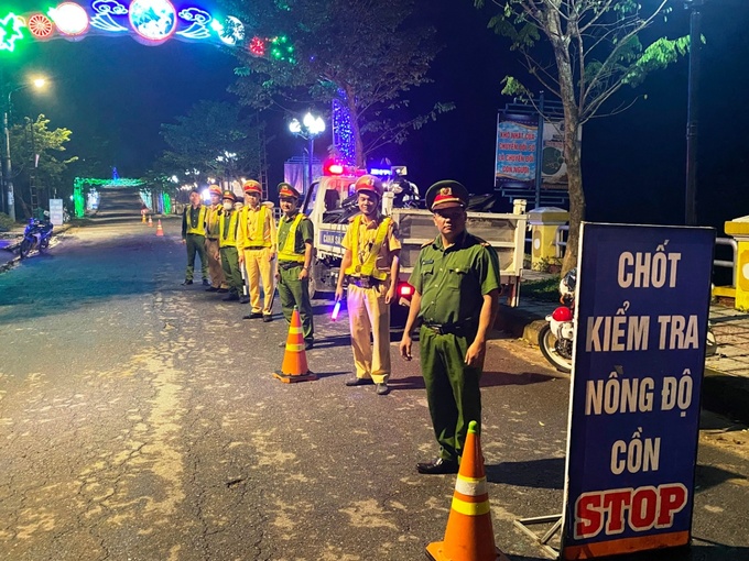 Chốt kiểm tra nồng độ cồn tại trục đường giao thông trung tâm huyện Nam Trà My