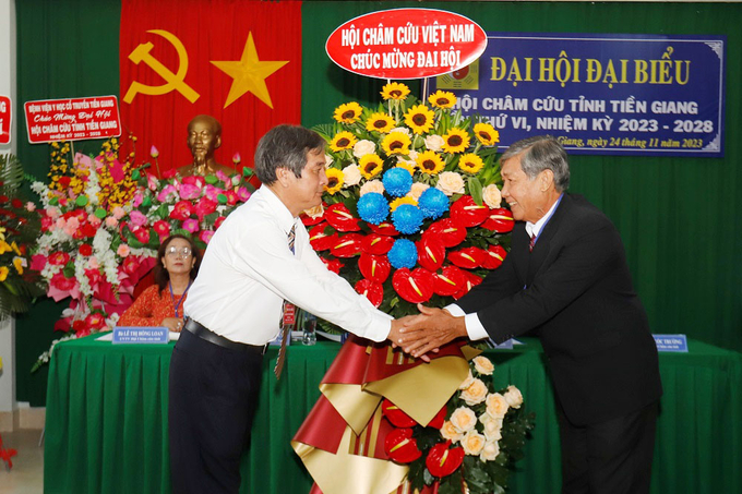 Trung ương Hội Châm cứu Việt Nam tặng hoa chúc mừng đại hội
