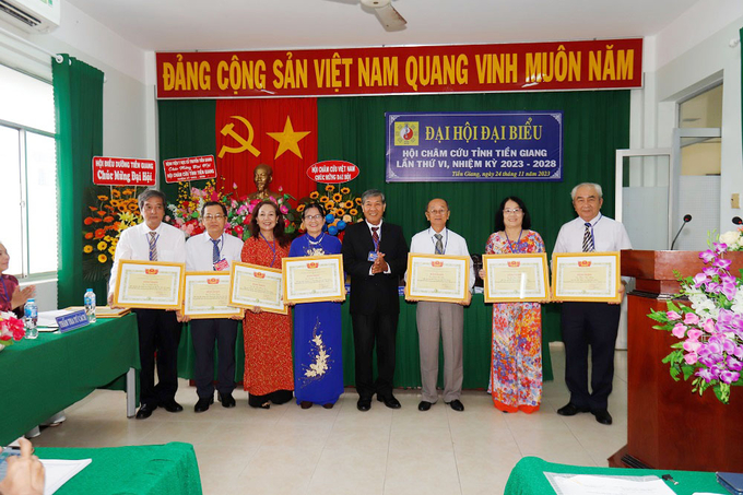 Phó Chủ tịch Hội Châm cứu Việt Nam Lê Bình An trao bằng khen cho tập thể