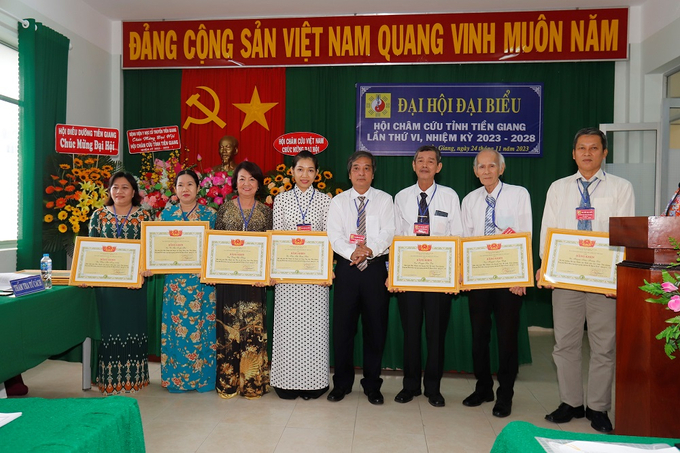 Chủ tịch Hội Châm cứu tỉnh Tiền Giang trao bằng khen cho các cá nhân