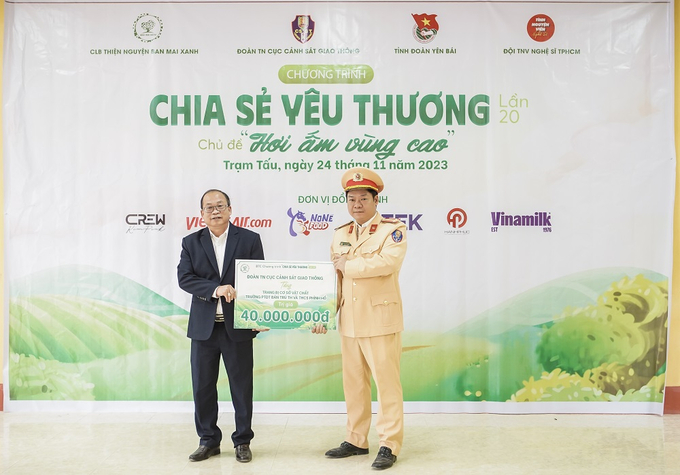 Đoàn thanh niên Cục CSGT tặng trang thiết bị cơ sở vật chất trường phổ thông dân tộc bán trú Tiểu học và Trung học cơ sở Phình Hồ