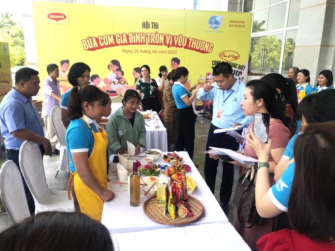 Hội viên chương trình tham gia cuộc thi nấu ăn nhân ngày gia đình Việt Nam 