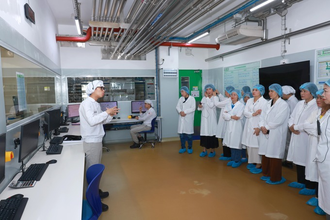 Đại biểu được đại diện nhà máy chia sẻ về các quy trình sản xuất hiện đại với tiêu chuẩn nghiêm ngặt