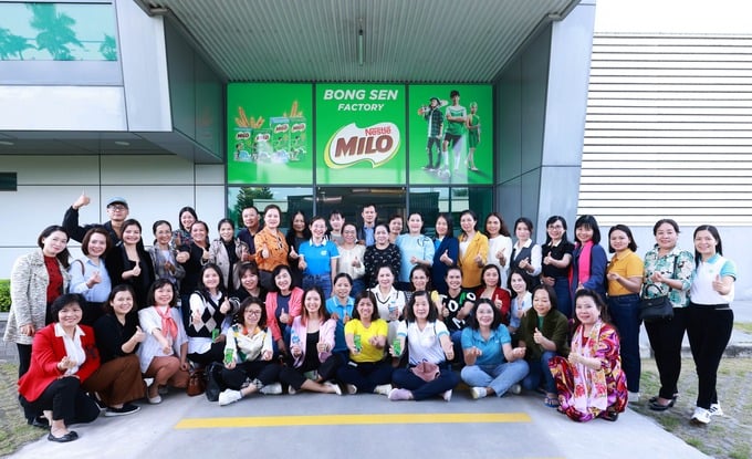 Đại biểu tham gia chương trình tham quan nhà máy Nestlé Bông Sen tại Hưng Yên
