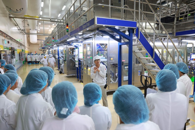Đại diện Nhà máy Nestlé Bông Sen giới thiệu về các dây chuyền hiện đại tại nhà máy Nestlé Bông Sen cho các đại biểu