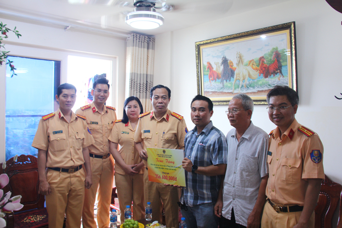 Đồng chí Thượng tá Trần Trung Hiếu - Trưởng Phòng cùng đại diện các tổ chức đoàn thể thuộc Phòng CSGT đến thăm, động viên và trao tiền hỗ trợ cho gia đình đồng chí Đại úy Trần Thị Mai Anh