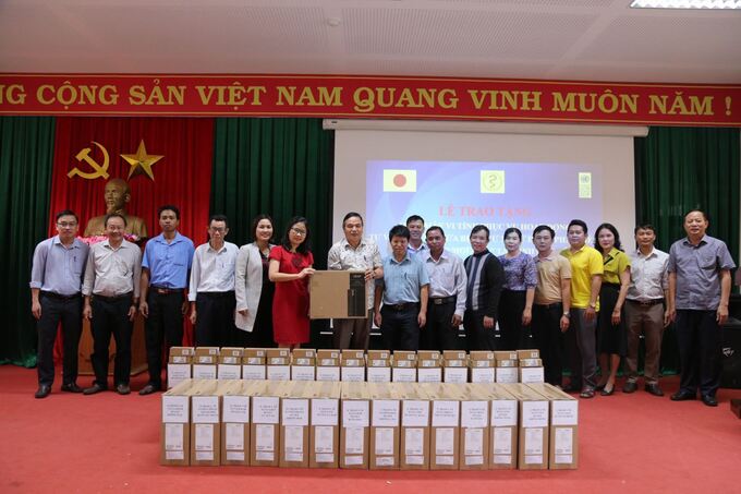 Bác sĩ Nguyễn Trung Thành - Phó Giám đốc Sở Y tế cùng đại diện 15 trạm y tế trên địa bàn tỉnh Đắk Lắk nhận 15 bộ máy vi tính do chương trình phát triển Liên Hợp Quốc trao tặng (ảnh: Đình Thi)