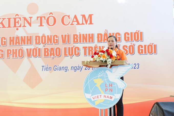 Chủ tịch Hội LHPN Tiền Giang Nguyễn Thị Kim Phượng phát biểu tại buổi lễ