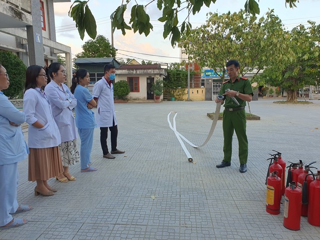 Các lực lượng bắt đầu tham gia diễn tập với tình huống cháy nổ giả định (ảnh: Minh Trí)