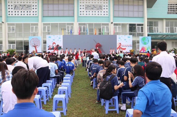 Đông đảo học sinh, sinh viên... tham dự Lễ Mít tinh (Ảnh: P.Thương)