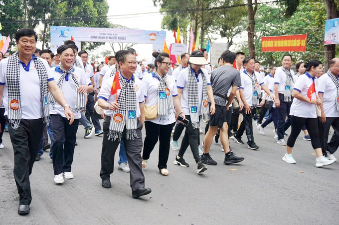 Lãnh đạo TP. Cần Thơ đi bộ hưởng ứng chương trình