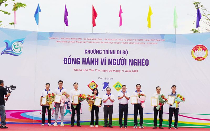 Lãnh đạo thành phố trao tặng hoa và thư cảm ơn vì sự ủng hộ, đóng góp từ các tổ chức, cá nhân cho Quỹ “Vì người nghèo” của thành phố