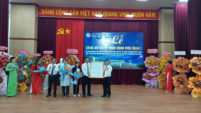 Ông Lê Thanh Bình - Phó Chủ tịch UBND tỉnh trao quyết định tại buổi lễ công bố bệnh viện hạng I