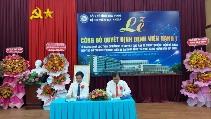 TS.BS Kiều Kiến Vũ - Giám đốc BVĐK Trà Vinh ký quyết định hợp tác hỗ trợ chuyên môn kỹ thuật với bệnh viện Nhân dân Gia Định