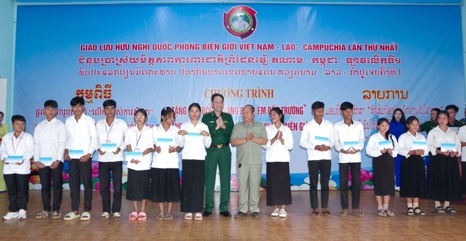 Trao học bổng cho các em học sinh (ảnh: Vĩnh Hoàng)