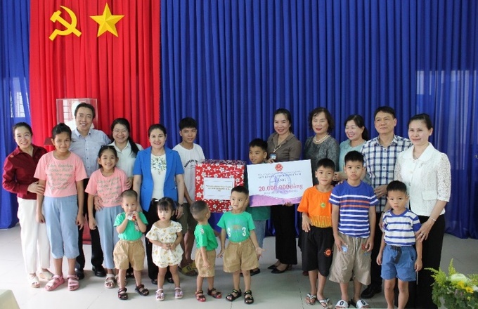 Bà Nguyễn Thị Hà - Thứ trưởng Bộ Lao động - Thương binh và Xã hội thăm và tặng quà cho trẻ em tại trung tâm bảo trợ xã hội và điều dưỡng Người có công tỉnh Tây Ninh