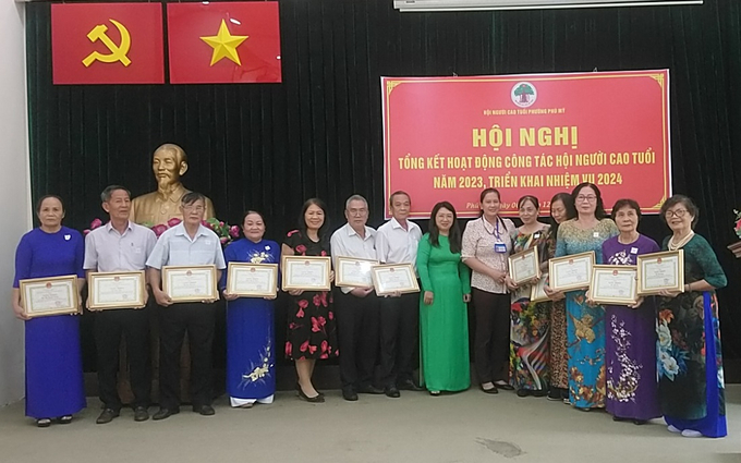 Bà Lâm Thị Phương Thảo - Chủ tịch UBND phường Phú Mỹ, quận 7, TP. HCM trao giấy khen cho các cá nhân