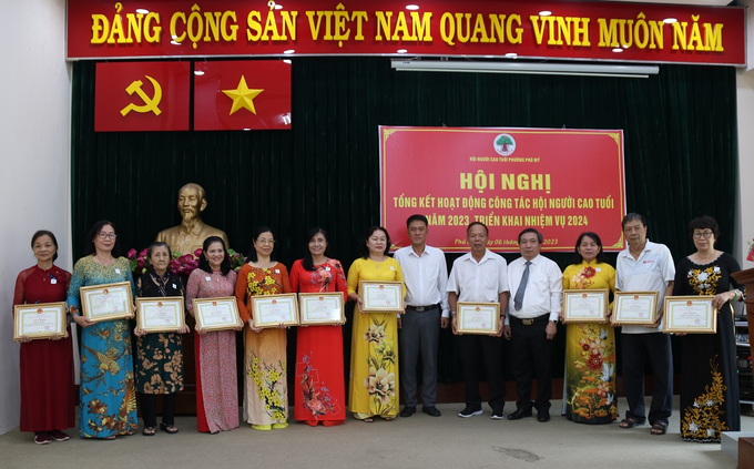 Ông Cao Quốc Bình - Bí thư Đảng ủy phường Phú Mỹ và ông Nguyễn Thanh Xuân - Chủ tịch Hội NCT phường Phú Mỹ trao giấy khen cho các cá nhân
