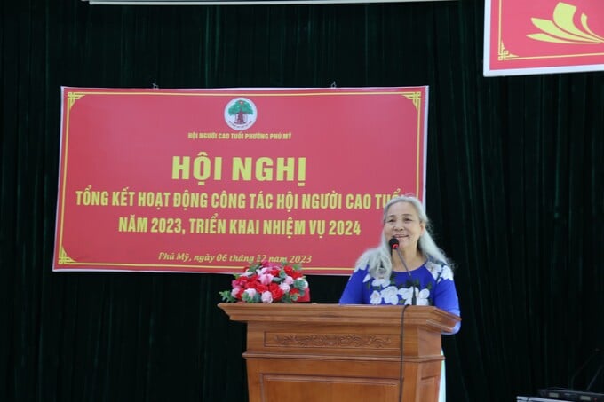 Bà Phạm Thị An - Phó Trưởng Ban Đại diện Hội NCT quận 7, TP. HCM phát biểu tại hội nghị