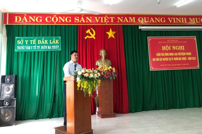 Ông Trần Duy Thạch – Trưởng Phòng Chỉ đạo tuyến, bệnh viện Da Liễu Trung ương Quy Hoà phát biểu tại hội nghị