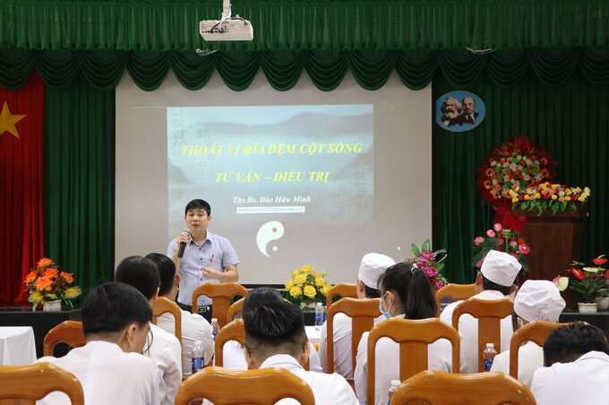 ThS.BS Đào Hữu Minh - thành viên đoàn công tác bệnh viện YHCT Trung ương hướng dẫn chuyển giao gói kỹ thuật “Cấy chỉ điều trị liệt nửa người” tại hội nghị