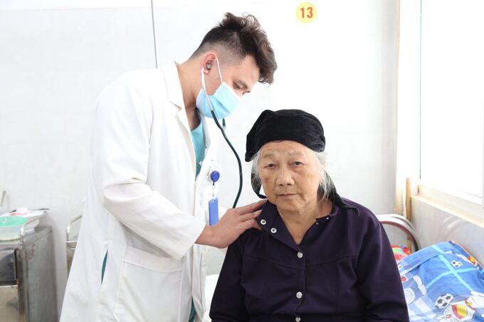 Bệnh nhân đang điều trị viêm phổi tại bệnh viện Đa khoa Vùng Tây Nguyên