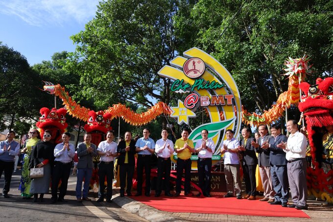 Đại biểu thực hiện nghi thức khánh thành cổng chào chợ phiên @BMT