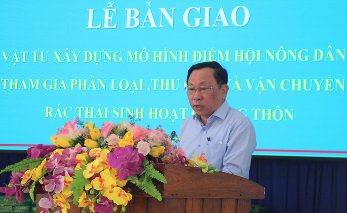 Ông Phạm Văn Thiện - Giám đốc Trung tâm Môi trường nông thôn phát biểu tại lễ bàn giao